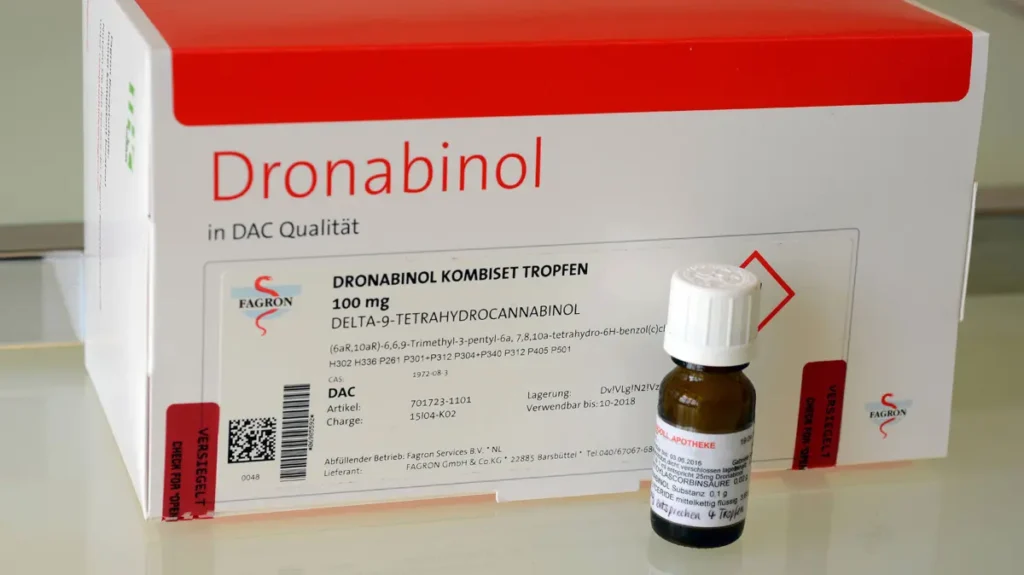 Produktbild einer Dronabinol Packung mit Flaeschchen