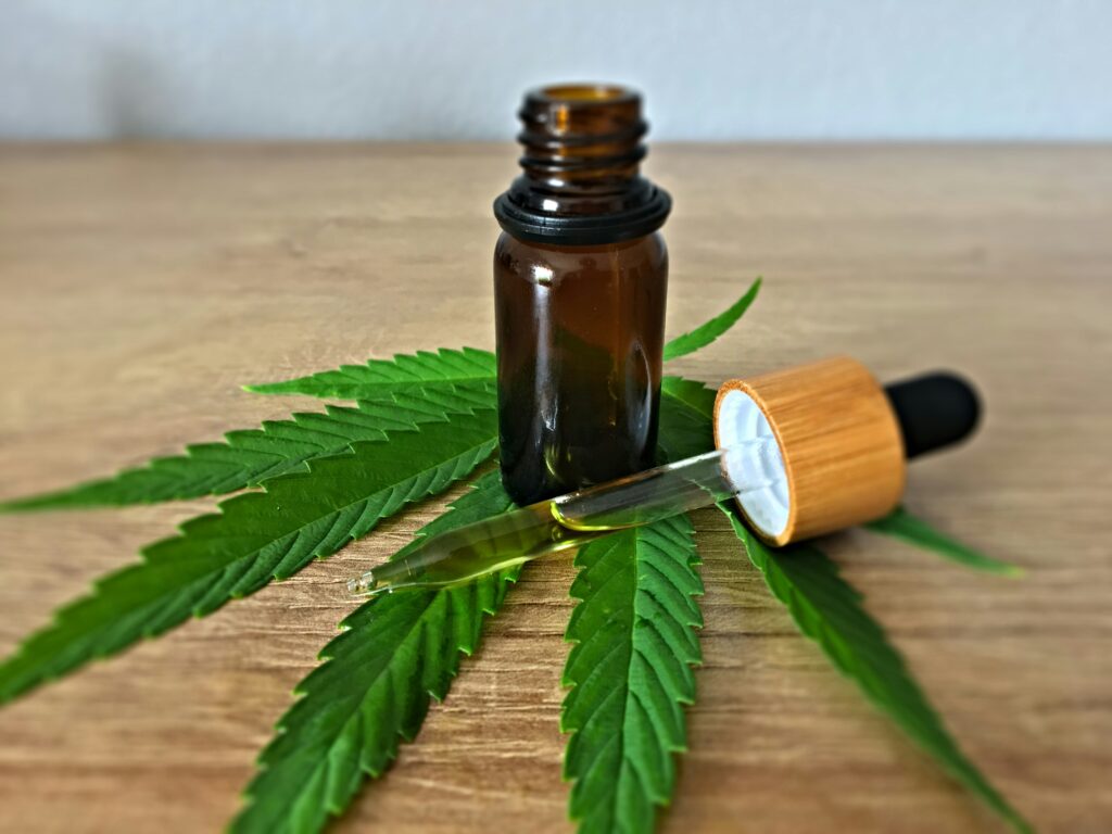 Produktbild eines Cannabis Öl-Extrakt mit Hanfpflanze