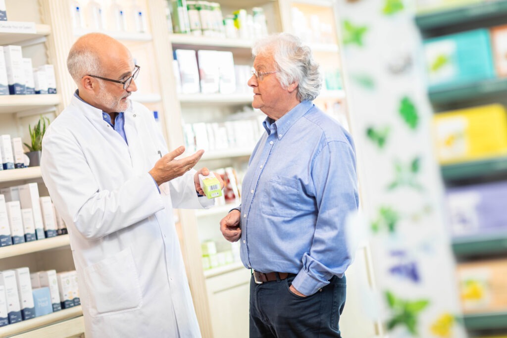 Ein Apotheker der Neutor Apotheke Dortmund berät einen Kunden im HV