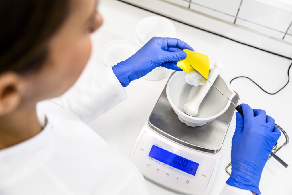 PTA stellt im Labor der Neutor Apotheke eine individuelle Salben-Rezeptur her
