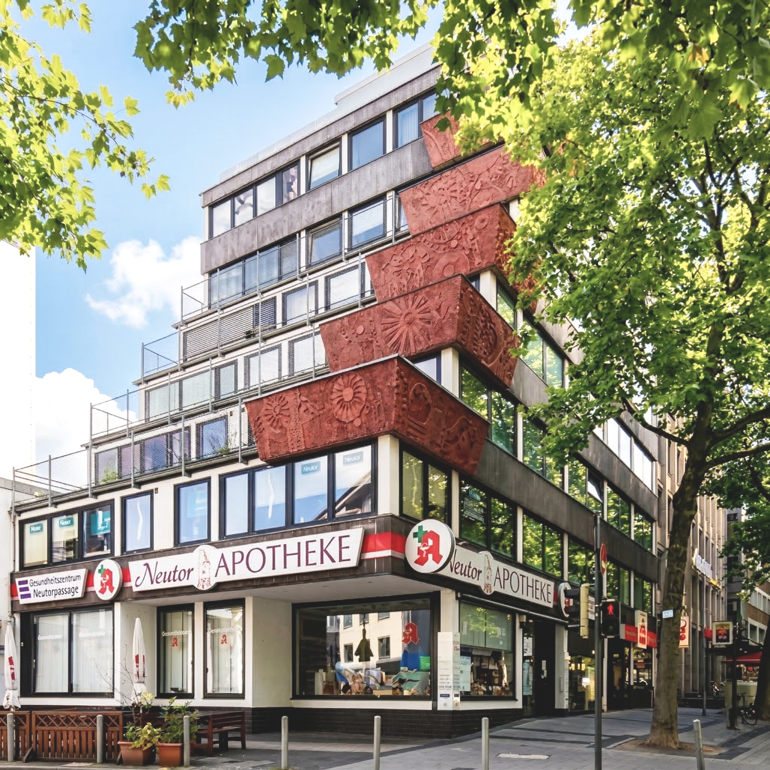 Außenansicht der Geschäftsräume der Neutor Apotheke Dortmund im Ärztehaus in der Kleppingstraße in Dortmund.