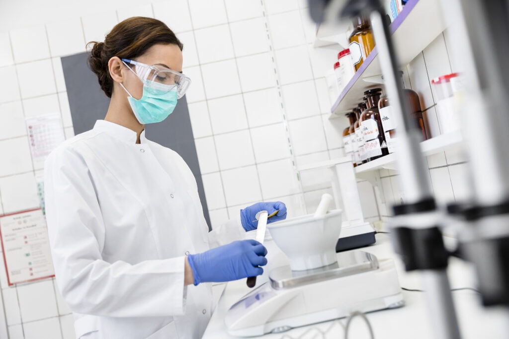 Eine Mitarbeiterin der Neutor Apotheke stellt eine der Rezepturen im Pharma Labor her.