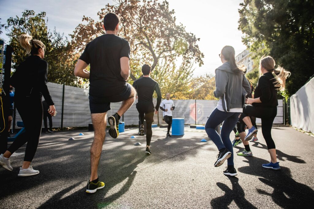 Eine Gruppe von Menschen beim gemeinsamen Lauftraining im Freien. Körperliche Aktivität verbessert die Insulinwirkung unabhängig von Insulin selbst.