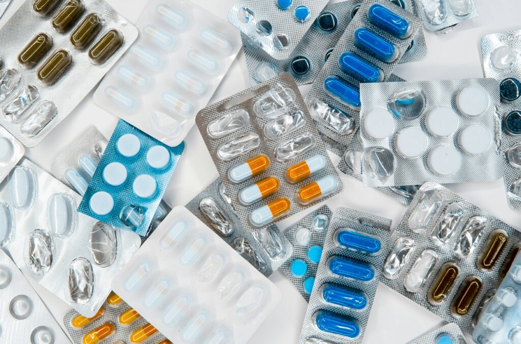 Ein großer Haufen von verschiedenen Medikamentenblistern mit Tabletten und Kapseln. Metformin ist die primäre Therapie bei Typ 2 Diabetes.
